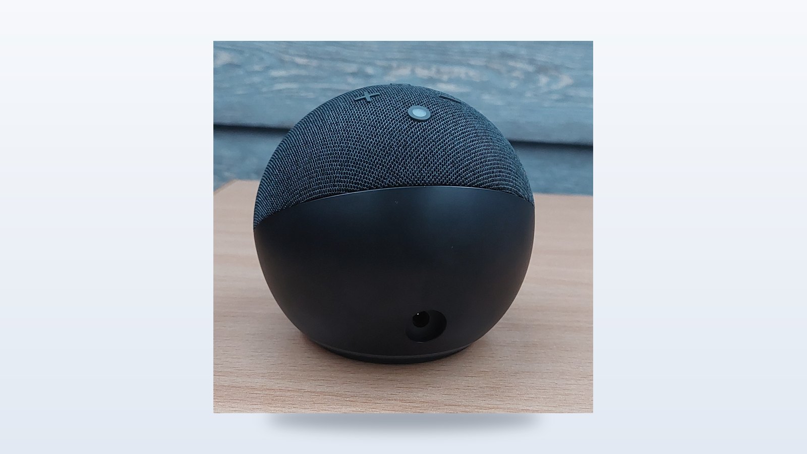 Amazon Echo Dot auf einem Holztisch – Symbolbild zur Alexa+-Testphase und ihrem angekündigten Ende