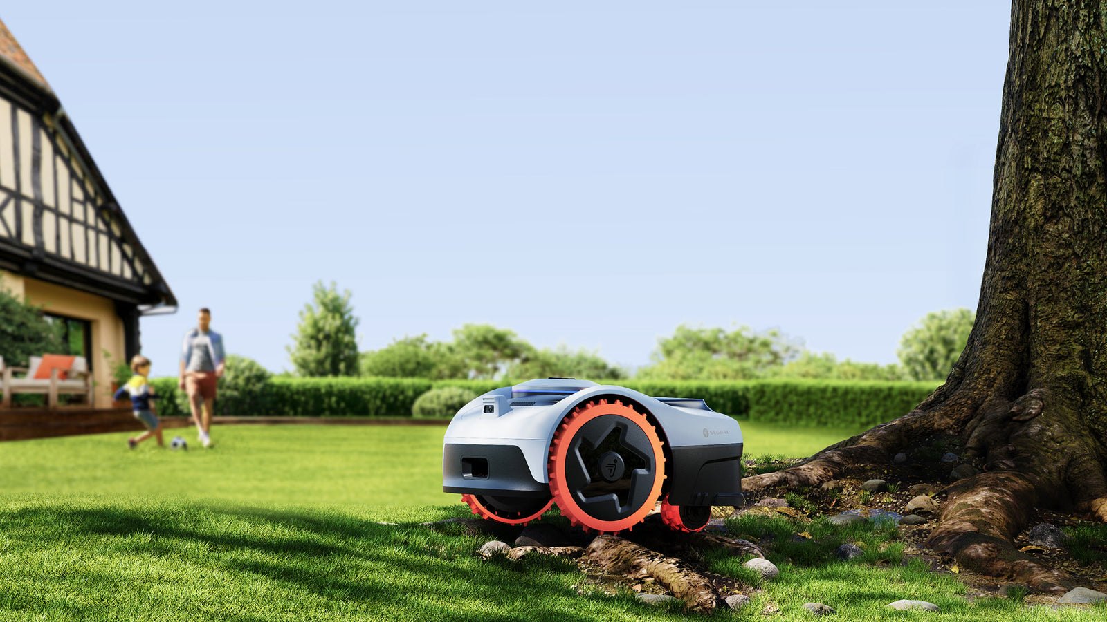 Mähroboter im herbstlichen Garten vor der Winterpause