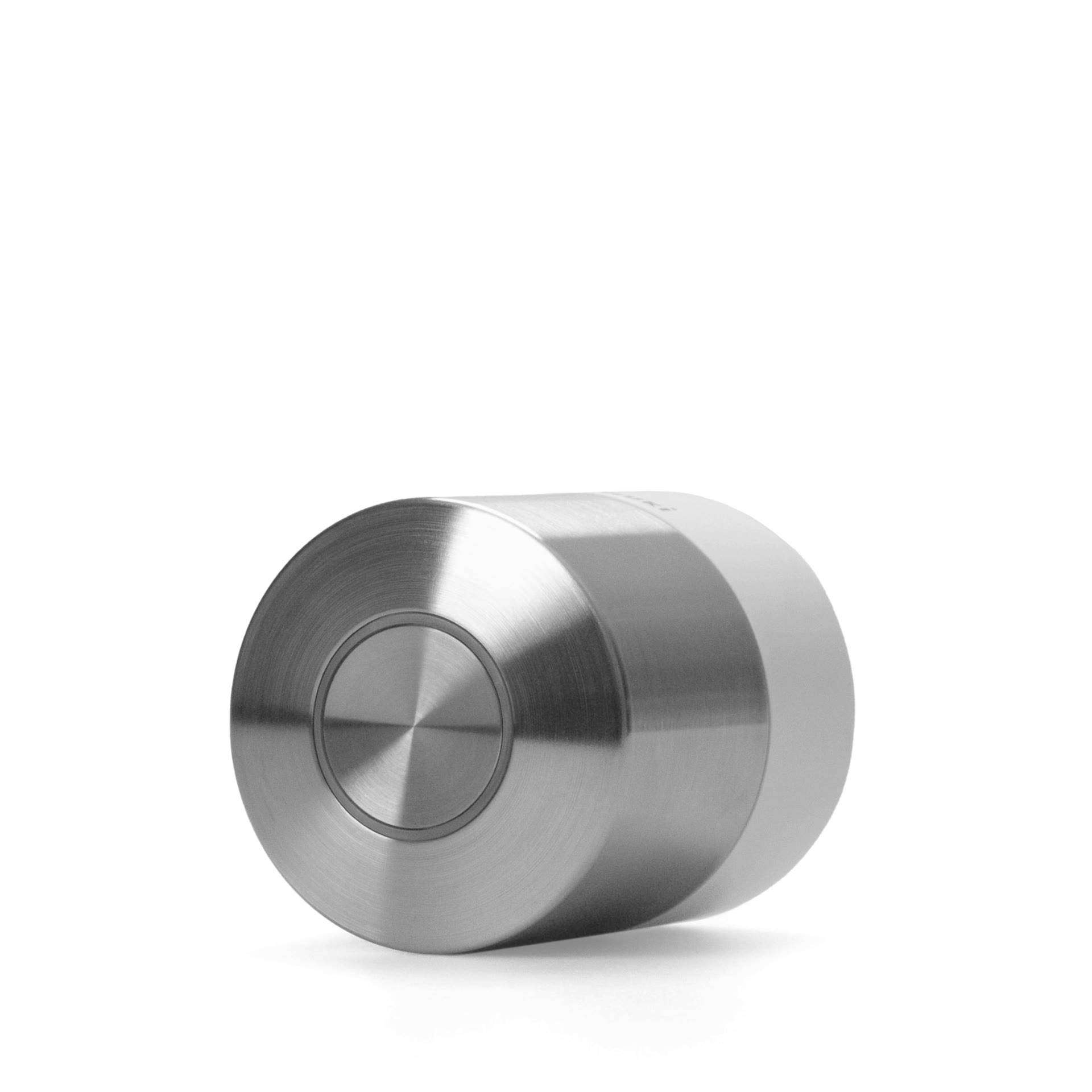 Nuki Smart Lock Pro (5. Generation) freigestellt in gebürstetem Edelstahl