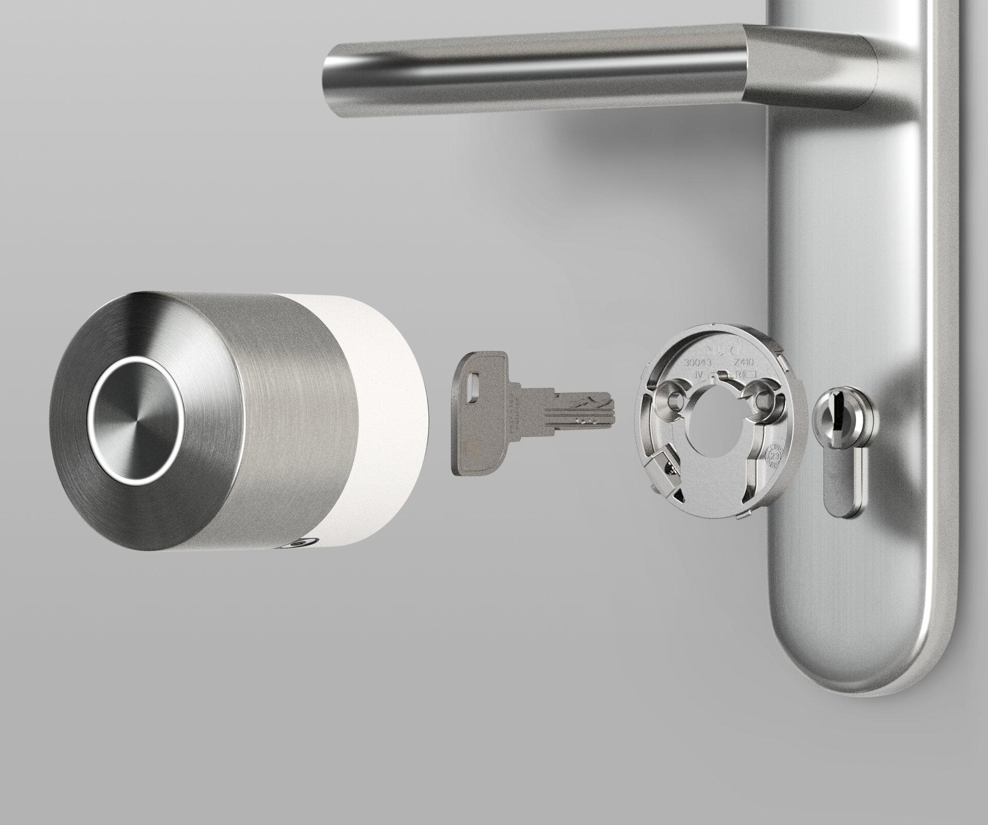 Montageprinzip: Smart Lock Pro, Schlüssel, Adapterplatte und vorhandener Euro-Profilzylinder an der Tür