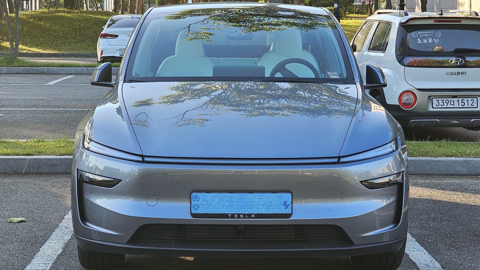 Tesla Model Y von vorn auf einem Parkplatz