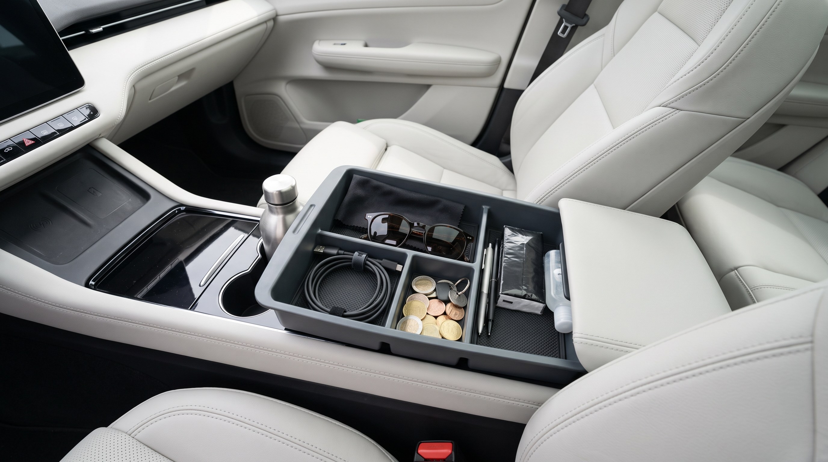 Mittelkonsolen-Organizer zwischen den Vordersitzen eines Tesla Model Y