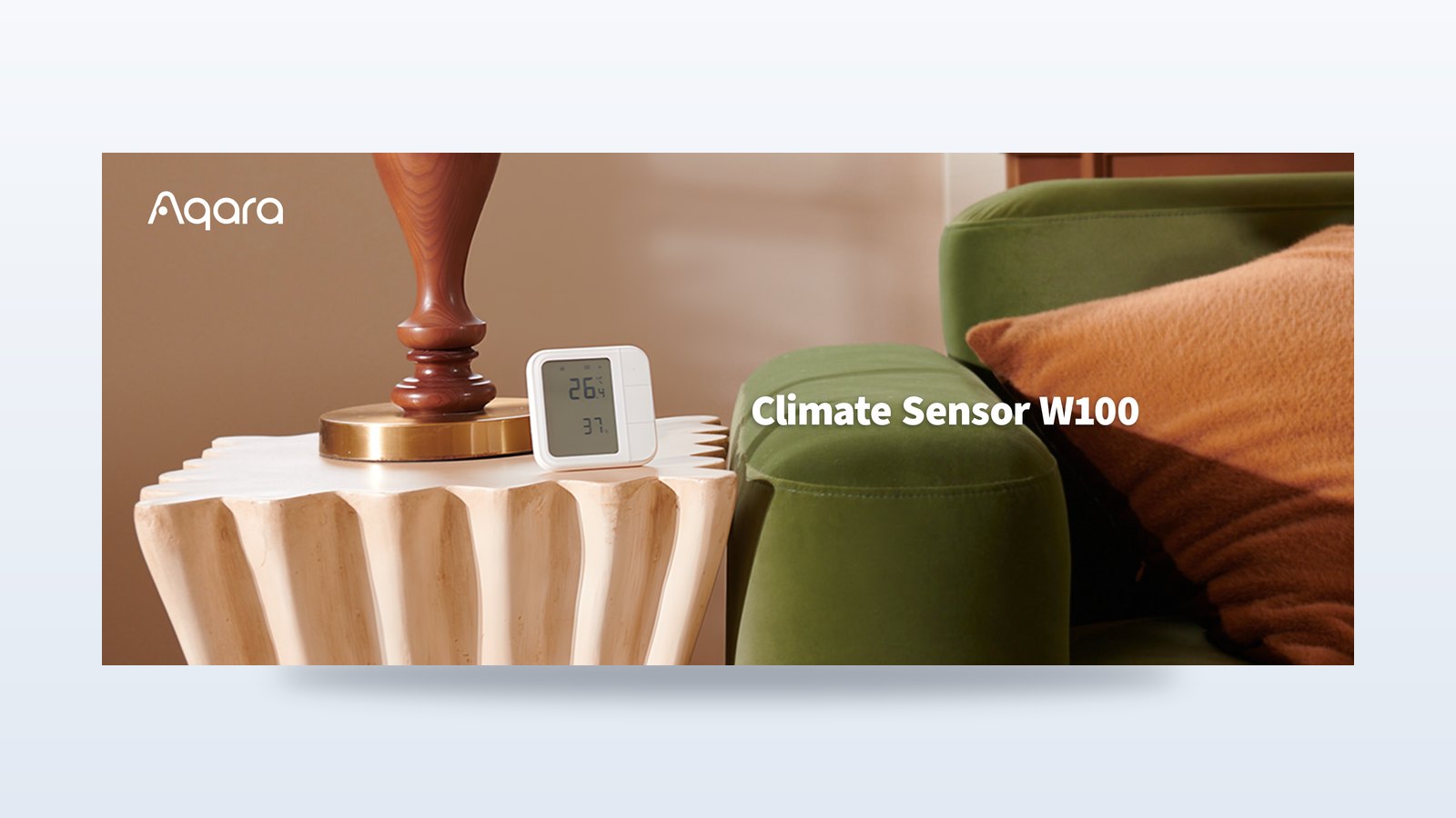 Smarter Temperatur- und Feuchtesensor mit Display auf einem Beistelltisch im Wohnzimmer